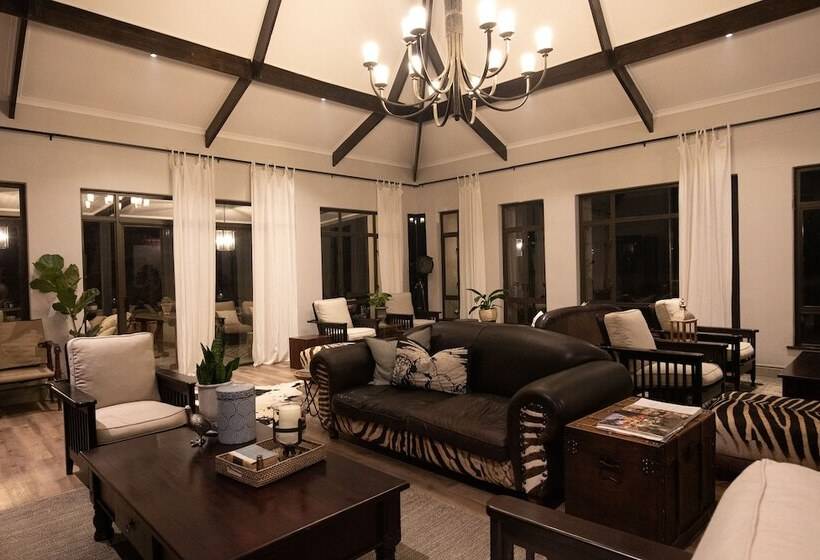 בית מלון כפרי Otjiwa Safari Lodge