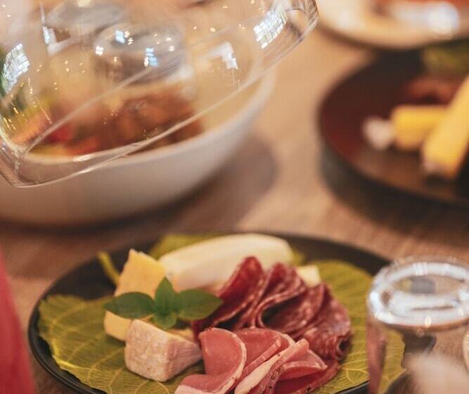 בית מלון כפרי Otjiwa Safari Lodge