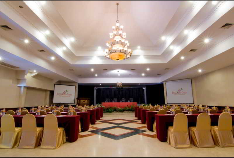 استراحتگاه Royal Hotel And Villa Batu