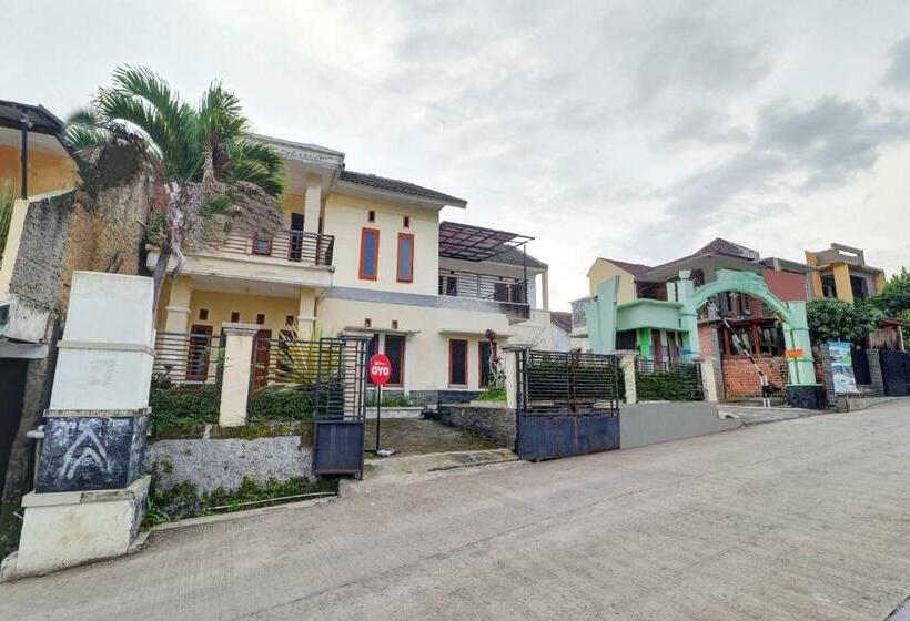فندق Oyo 90815 Guest House Putri Sariwangi Syariah