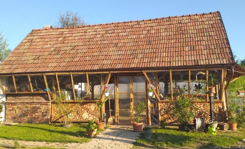 ペンション Căsuța Din Zarand şi Punctul Gastronomic Local   Miliza