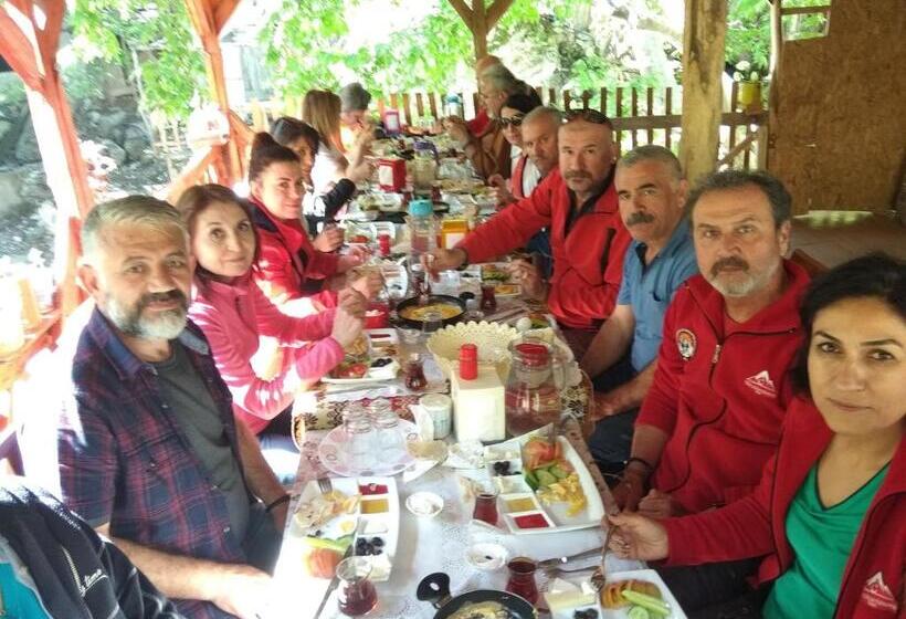 استراحتگاه Kapuzbaşı şelalesi Baştürk Dinlenme Tesisleri