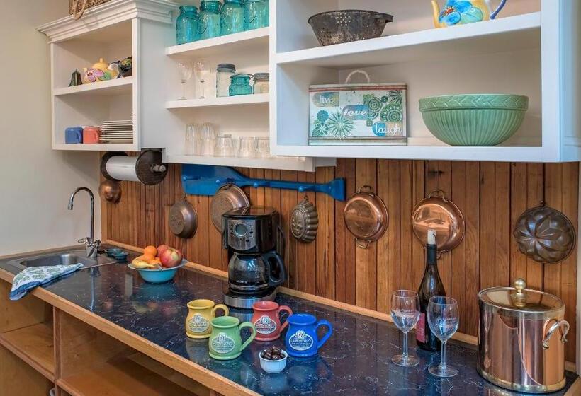 مبيت وإفطار Clementine S Guest House & Vacation Rentals