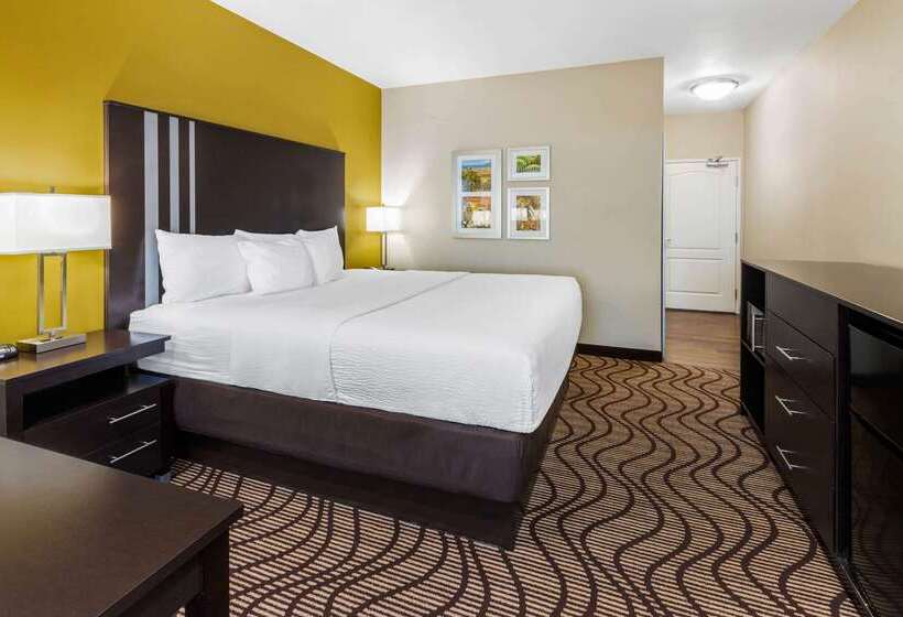 هتل La Quinta By Wyndham Artesia