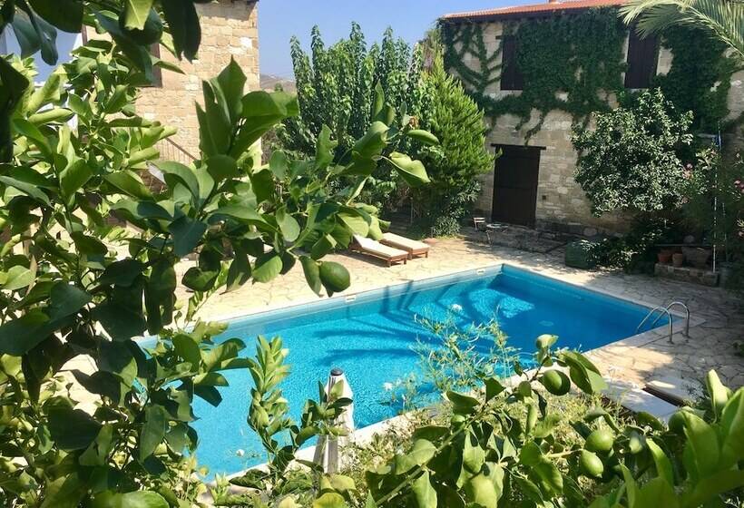 Porfyrios Country House