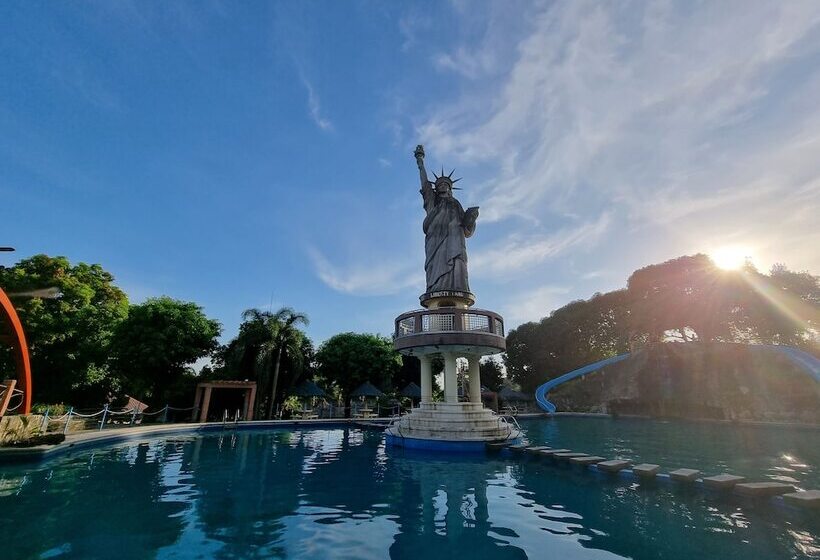 فندق Libertyland Waterpark Resort
