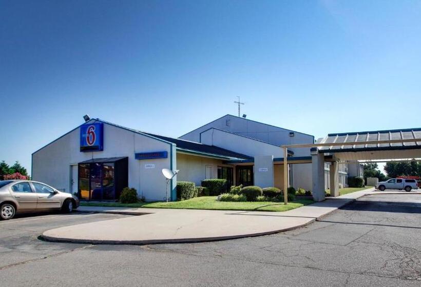 모텔 Baymont Inn & Suites Shawnee