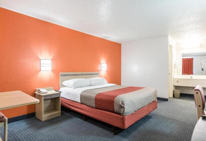 מוטל Travelodge By Wyndham Lansing