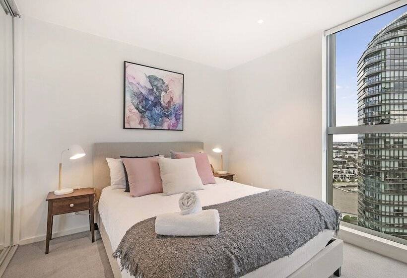 Astra Apartments   Docklands