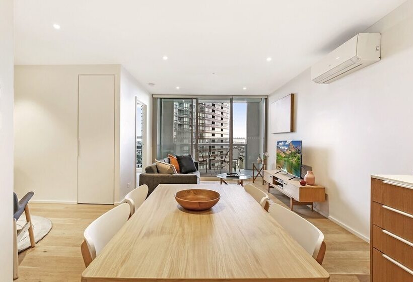 Astra Apartments   Docklands