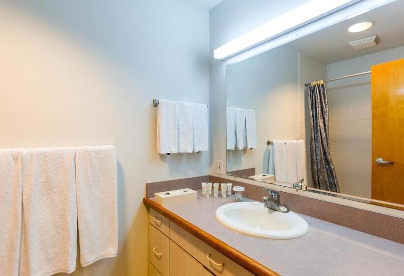 هتل Alupang Beach Tower