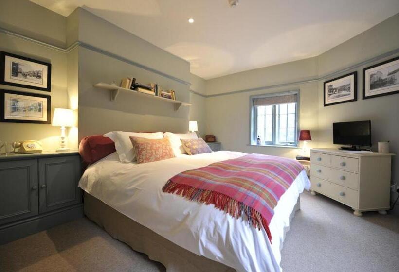 هتل Bel And The Dragon Churt