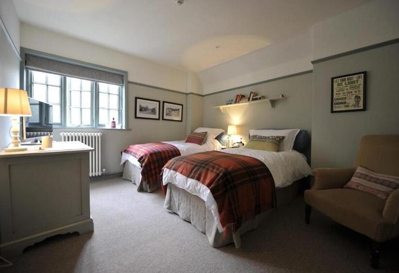 هتل Bel And The Dragon Churt