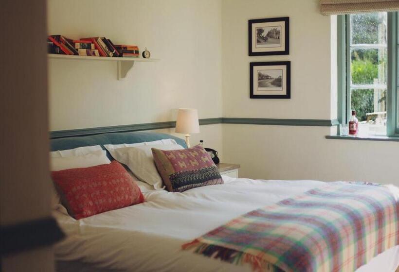 هتل Bel And The Dragon Churt