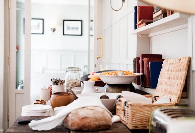 هتل Bel And The Dragon Churt