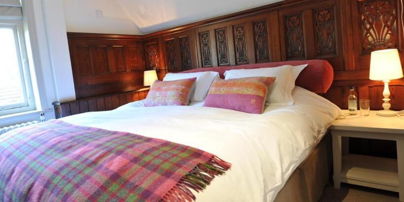 هتل Bel And The Dragon Churt