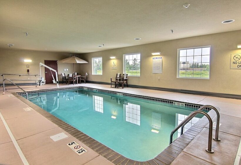 فندق Amerivu Inn And Suites   Crookston