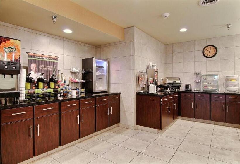 فندق Amerivu Inn And Suites   Crookston