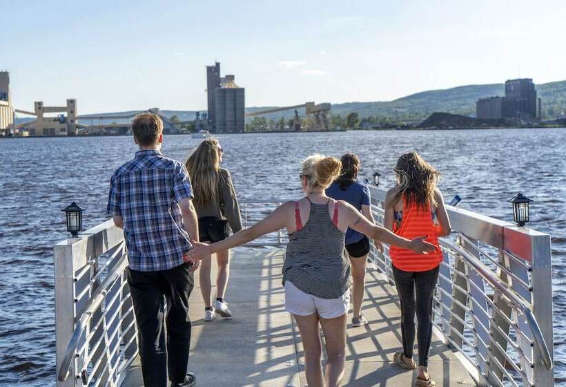 هتل Park Point Marina Inn