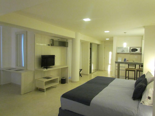 هتل Puerto Amarras  & Suites