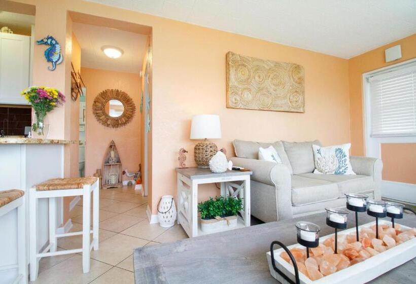 Tropic Terrace Resort #26 Beach View Suite