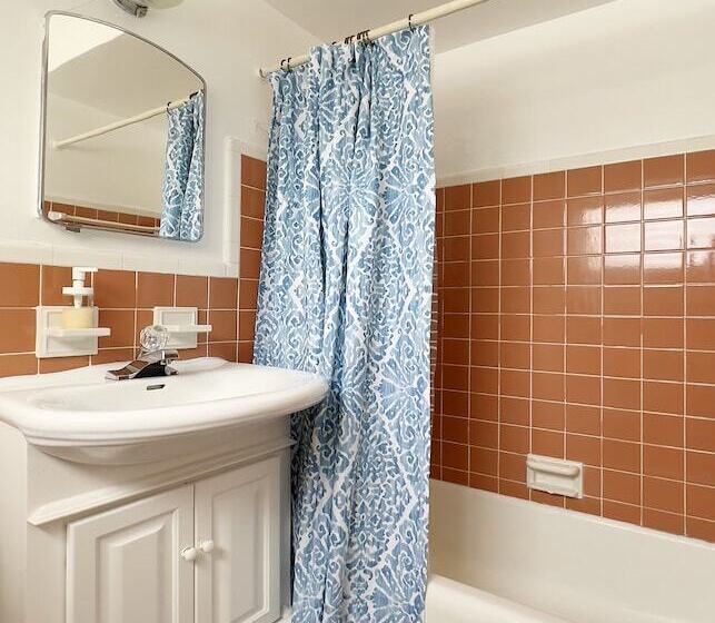 Tropic Isle Hotel And Apartment