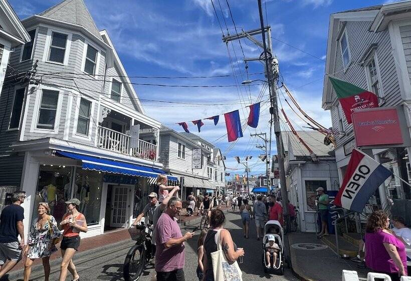 تختخواب و صبحانه Lotus Provincetown