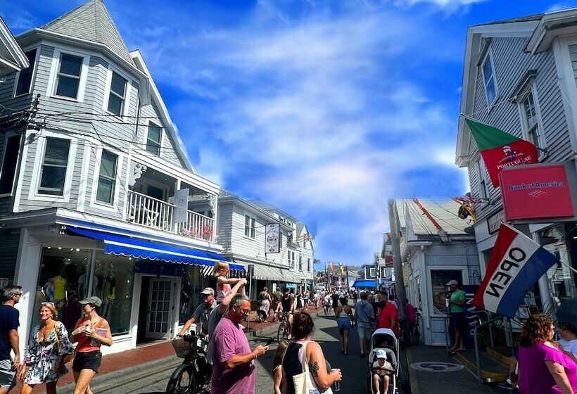 تختخواب و صبحانه Lotus Provincetown