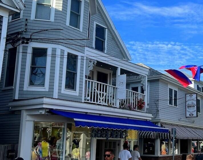تختخواب و صبحانه Lotus Provincetown