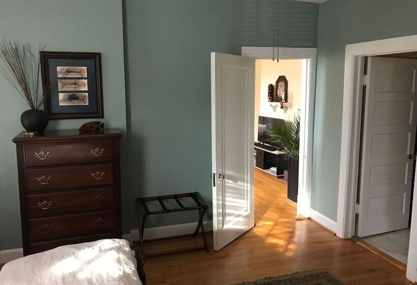 Charles Bass House Bed & Breakfast