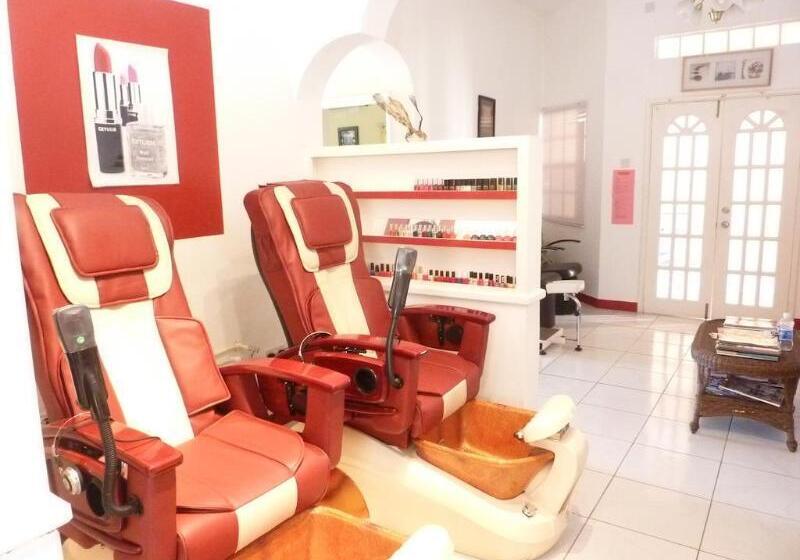 La Heliconia & Day Spa
