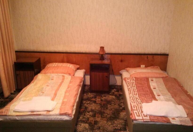Пансион Karet Obiekt Hotelowy