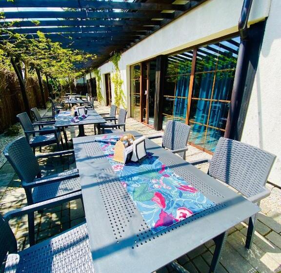 ベッドアンドブレックファースト Old Tree Home & Restaurant