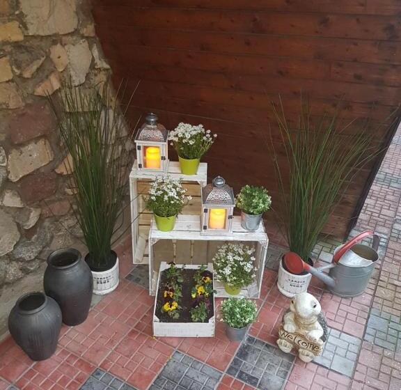 تختخواب و صبحانه Willa Grafit