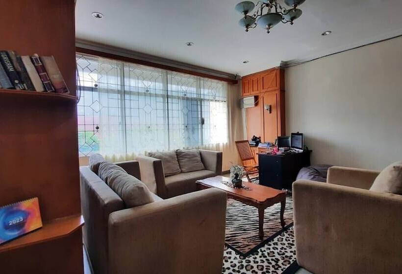 پانسیون Go Hard Or Go Home Surf Lodge