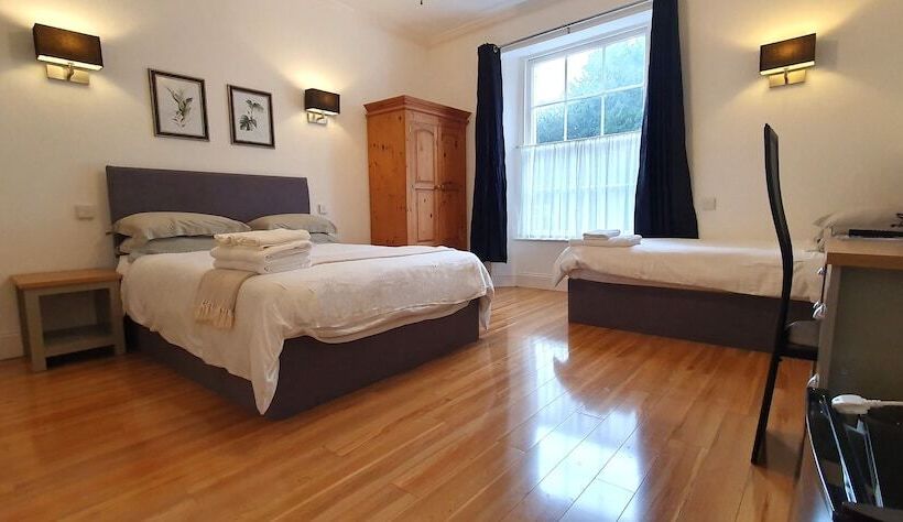 פנסיון Midway Guest House