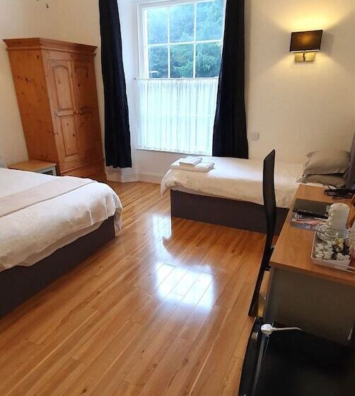 פנסיון Midway Guest House