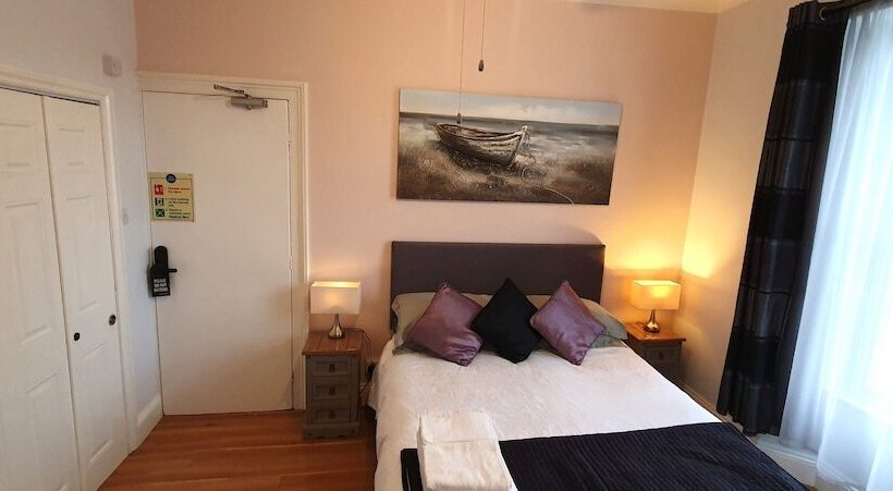 פנסיון Midway Guest House
