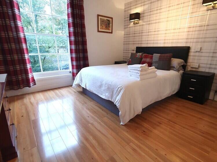 פנסיון Midway Guest House