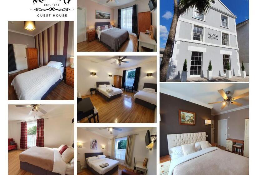 פנסיון Midway Guest House