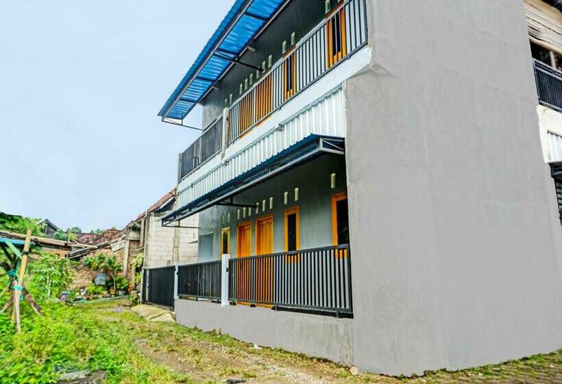 ホテル Spot On 92168 Kost Pak Suyatno Syariah