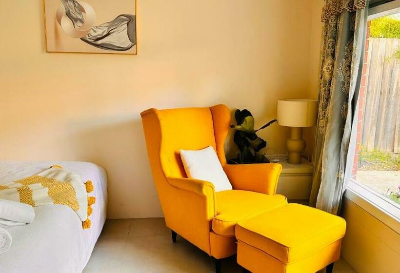 Пансион Cosy Well Equipped Studio With King Bed, Free Parking & Wifi, Near Deakin Uni And 24hours Kmart