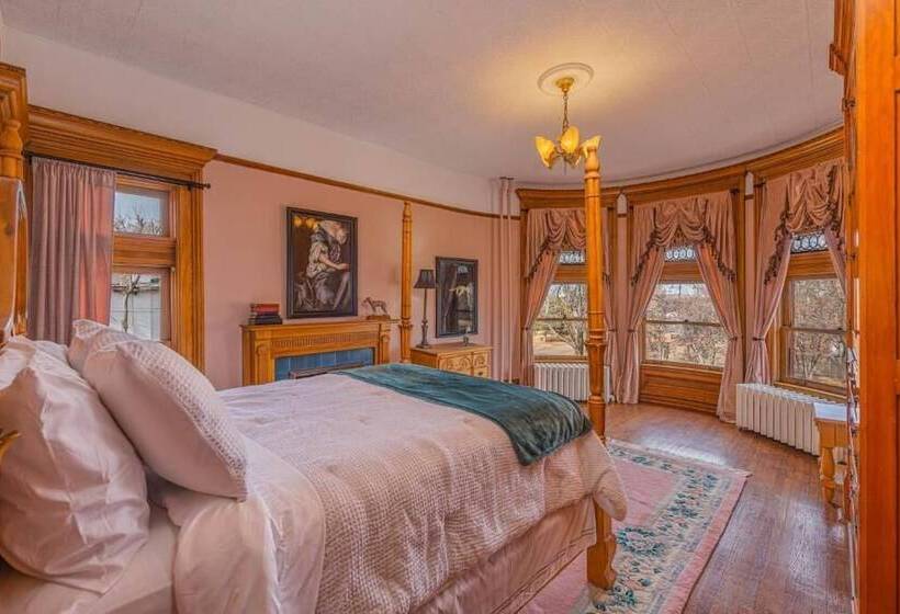 تختخواب و صبحانه Orman Mansion   Pueblo S Most Luxurious Stay!