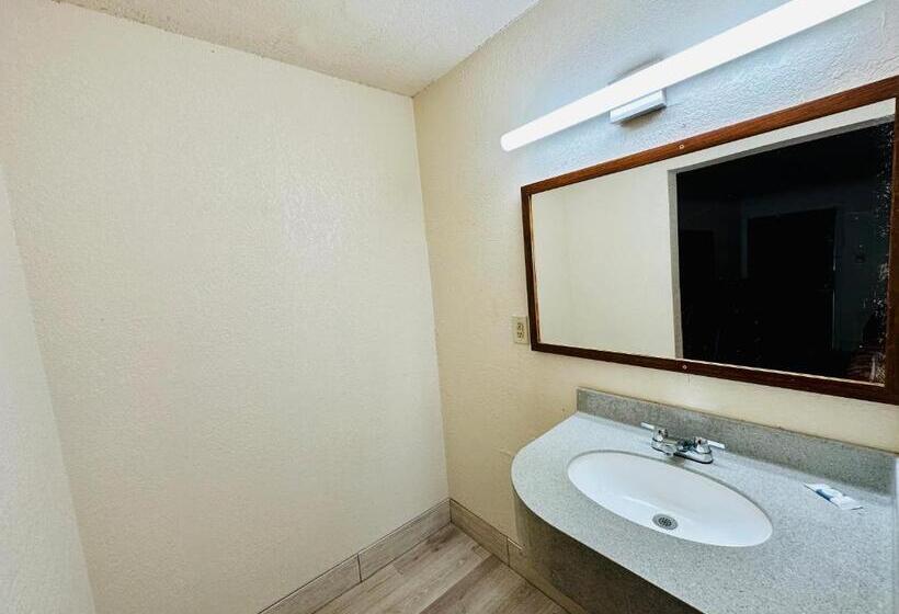 فندق على الطريق Economy Inn