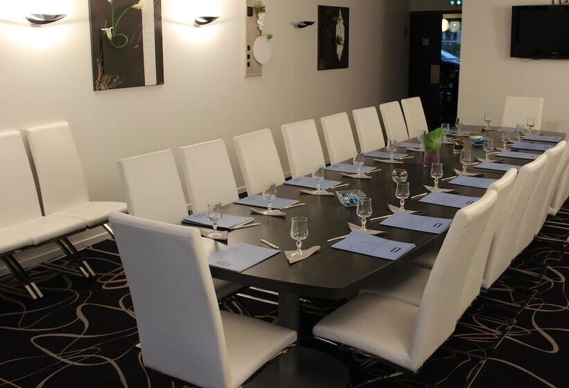 ホテル Kyriad Saint Quentin En Yvelines  Montigny