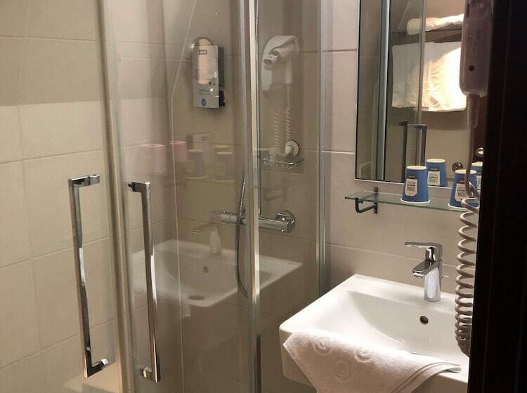 ホテル Kyriad Saint Quentin En Yvelines  Montigny