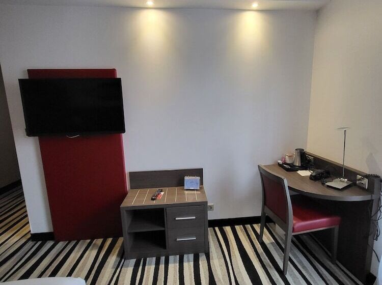 ホテル Kyriad Saint Quentin En Yvelines  Montigny