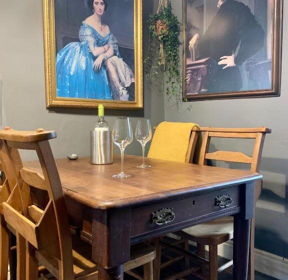 تختخواب و صبحانه Blas At Fronlas Café   The Heart Of Newport