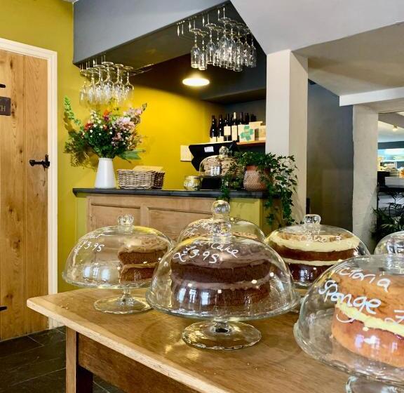 تختخواب و صبحانه Blas At Fronlas Café   The Heart Of Newport