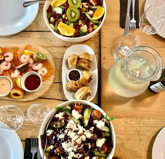 تختخواب و صبحانه Blas At Fronlas Café   The Heart Of Newport